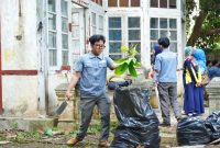 Foto: Pembersihan area sekaligus pengenalan sejarah Rumah Daswati di Jalan Tulang Bawang Nomor 11, Kecamatan Enggal, Kamis (4/9/2025). (Adpim)