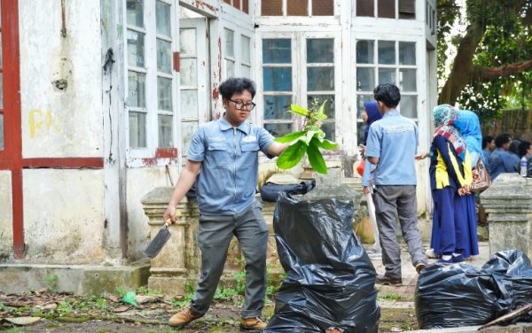 Foto: Pembersihan area sekaligus pengenalan sejarah Rumah Daswati di Jalan Tulang Bawang Nomor 11, Kecamatan Enggal, Kamis (4/9/2025). (Adpim)