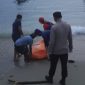 Foto: Korban saat dievakuasi petugas. (Istimewa)
