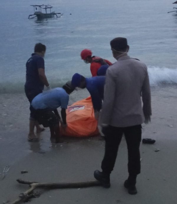 Foto: Korban saat dievakuasi petugas. (Istimewa)