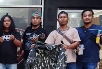 Foto: Salah satu barang bukti, baju loreng yang kerap dikenakan pelaku untuk mengelabui para korban (Istimewa)