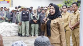 Wali Kota Eva Dwiana turun langsung membagikan bantuan kepada keluarga penerima manfaat di sejumlah kecamatan. Foto Dok : Humas Diskominfo Bandar Lampung