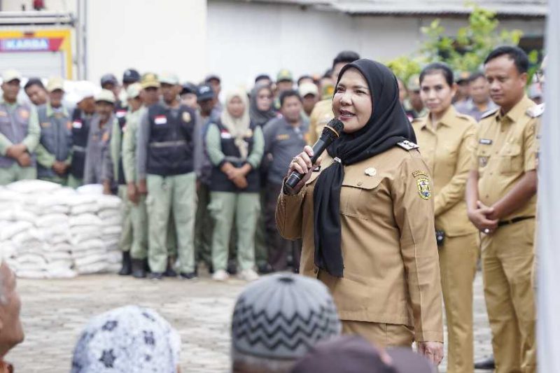 Wali Kota Eva Dwiana turun langsung membagikan bantuan kepada keluarga penerima manfaat di sejumlah kecamatan. Foto Dok : Humas Diskominfo Bandar Lampung