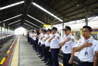 Personel dari berbagai unit operasional, pelayanan, prasarana, dan pengamanan disiagakan untuk memastikan perjalanan kereta api selama masa mudik dan arus balik Lebaran berlangsung aman, lancar, dan nyaman. Foto: Dok Humas KAI Divre IV Tanjungkarang