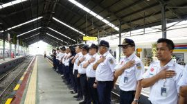 Personel dari berbagai unit operasional, pelayanan, prasarana, dan pengamanan disiagakan untuk memastikan perjalanan kereta api selama masa mudik dan arus balik Lebaran berlangsung aman, lancar, dan nyaman. Foto: Dok Humas KAI Divre IV Tanjungkarang