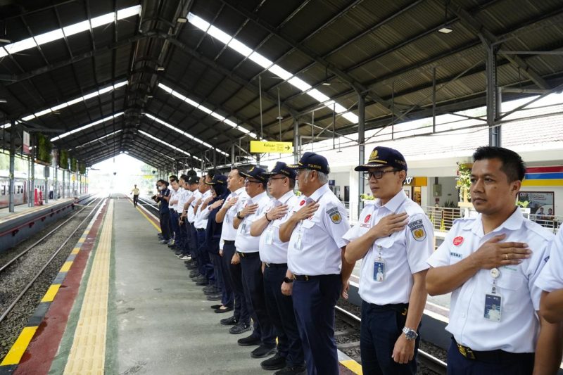 Personel dari berbagai unit operasional, pelayanan, prasarana, dan pengamanan disiagakan untuk memastikan perjalanan kereta api selama masa mudik dan arus balik Lebaran berlangsung aman, lancar, dan nyaman. Foto: Dok Humas KAI Divre IV Tanjungkarang