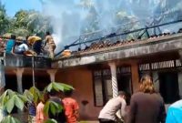 Proses pemadaman oleh warga dibantu aparat setempat. (Foto: Istimewa)