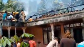 Proses pemadaman oleh warga dibantu aparat setempat. (Foto: Istimewa)
