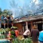 Proses pemadaman oleh warga dibantu aparat setempat. (Foto: Istimewa)