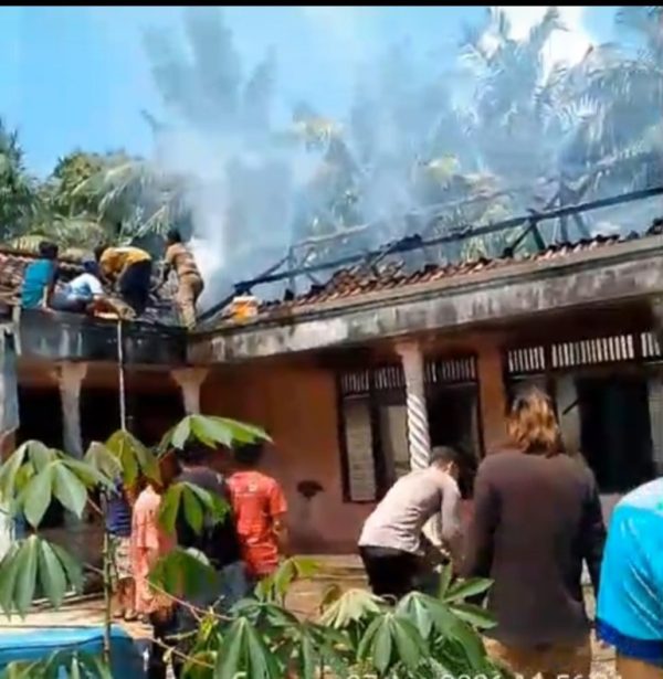 Proses pemadaman oleh warga dibantu aparat setempat. (Foto: Istimewa)