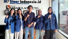 Foto bersama mahasiswa Fisip Unila dan perwakilan redaksi sinarlampung.co. (Foto: Fisip Unila)