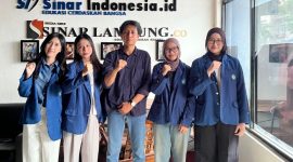 Foto bersama mahasiswa Fisip Unila dan perwakilan redaksi sinarlampung.co. (Foto: Fisip Unila)
