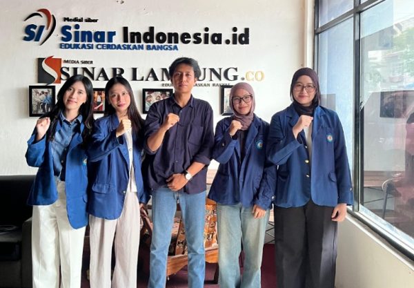 Foto bersama mahasiswa Fisip Unila dan perwakilan redaksi sinarlampung.co. (Foto: Fisip Unila)