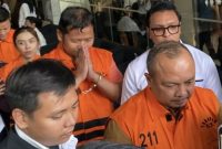 Tahanan terkait OTT KPK di lingkungan BNPB saat keluar dari Gedung Merah Putih KPK, Kuningan, Jakarta Selatan, Rabu (14/10/2026).