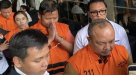 Tahanan terkait OTT KPK di lingkungan BNPB saat keluar dari Gedung Merah Putih KPK, Kuningan, Jakarta Selatan, Rabu (14/10/2026).