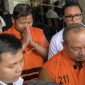 Tahanan terkait OTT KPK di lingkungan BNPB saat keluar dari Gedung Merah Putih KPK, Kuningan, Jakarta Selatan, Rabu (14/10/2026).